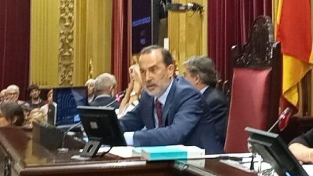 A la derecha las dos diputadas del PSOE con fotos de víctimas del franquismo durante el pleno en el Parlament balear.