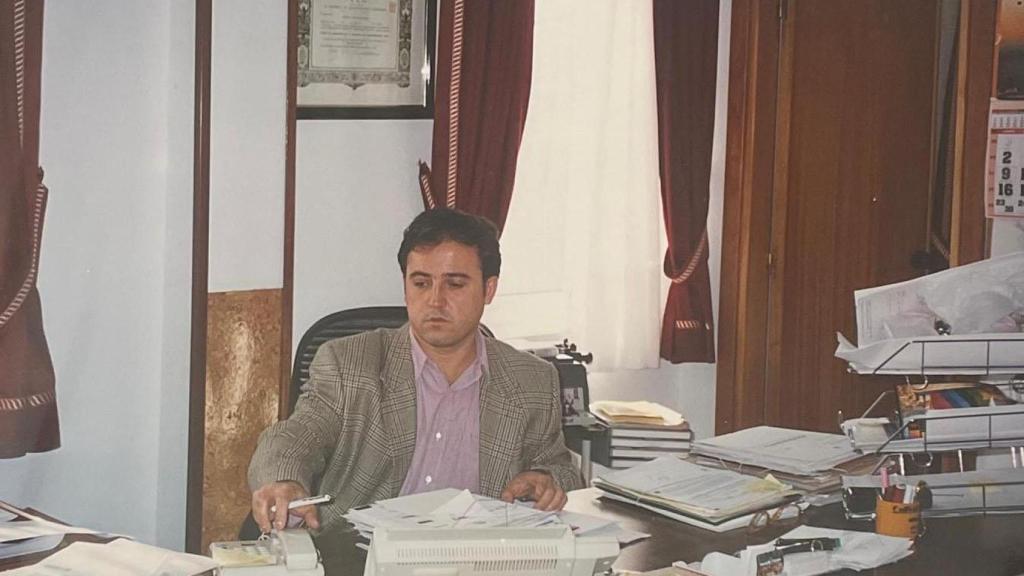 Santiago Hidalgo de joven trabajando ya como secretario