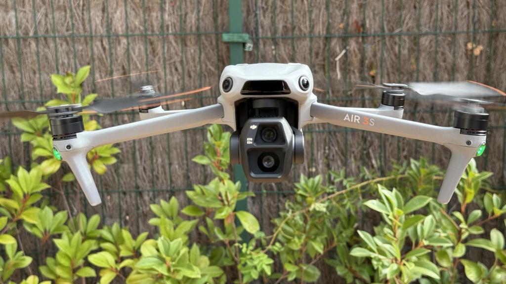 El dron DJI Air 3S.