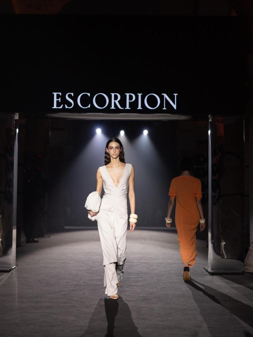 Silueta del desfile de Escorpion.