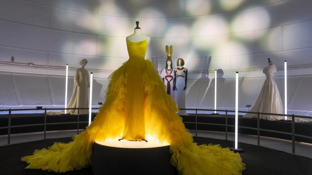 La última sala de la exposición ‘Caprile Lorenzo’, con el traje que Marta Díaz lució para el Festival de Cannes.