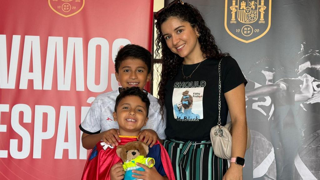 Tatiana Mosquera, junto a sus hijos, Luciano y Juan, antes de ver a los jugadores de la Roja.