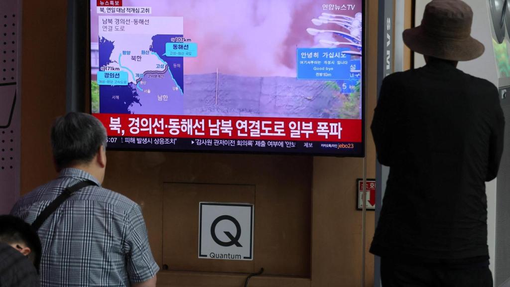 La gente mira una televisión que transmite una noticia sobre Corea del Norte haciendo estallar secciones de carreteras y líneas ferroviarias intercoreanas en su lado de la frontera fuertemente fortificada entre las dos Coreas .