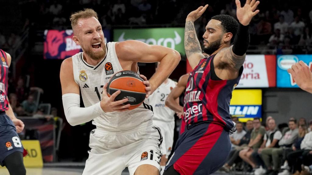 Musa se lleva el balón en el partido ante el Baskonia.