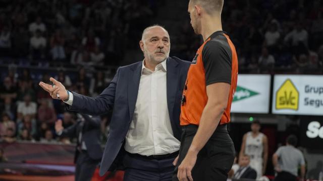 Pablo Laso, entrenador del Baskonia, se abre de brazos en el partido ante el Real Madrid.