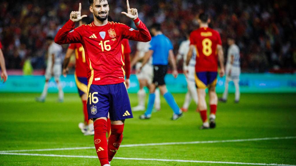 Baena celebra su gol con España.