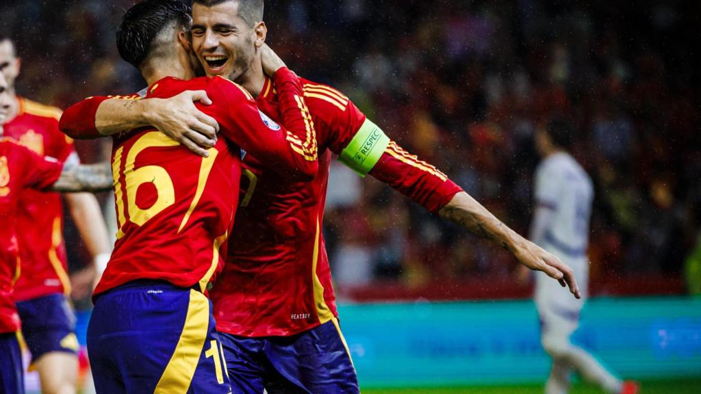 Morata, felicitado por su gol.