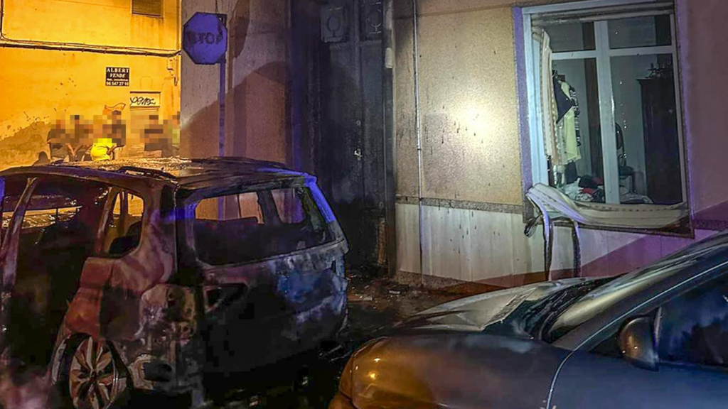 Un hombre de Novelda quema el coche de su excuñada en la calle y obliga al desalojo de una familia vecina