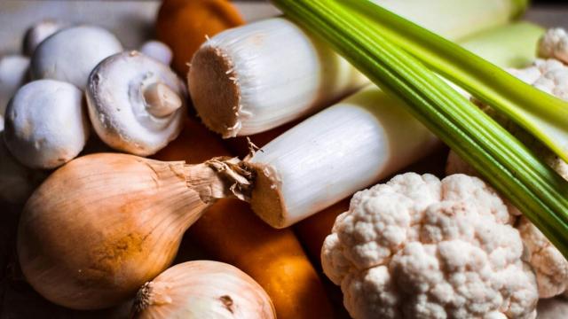 Ingredientes de una sopa de verduras.