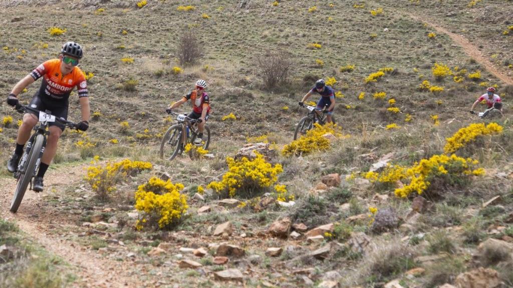 Ciclistas en una ruta de Teruel en la carrera JamonBike 2024.