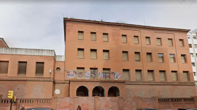 Fachada del colegio Jesús y María de Zaragoza, en la calle Cortes de Aragón.