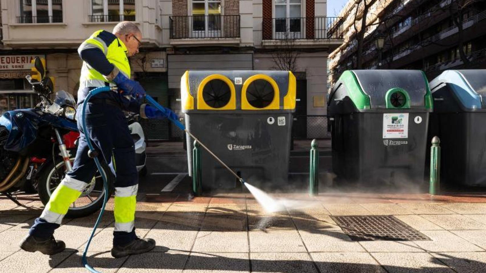 Una brigada de limpieza en Zaragoza.