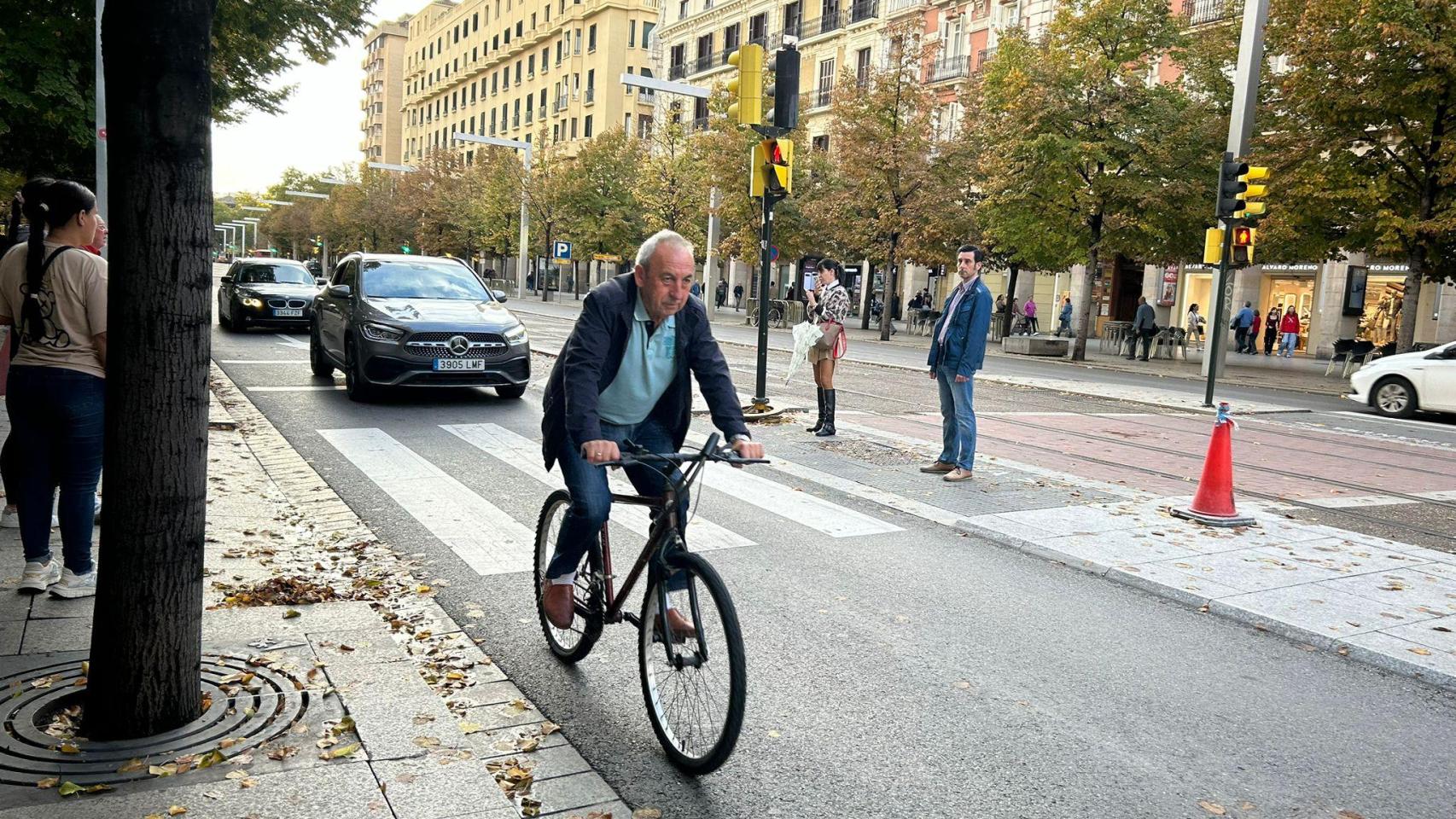 Un ciclista circulando por un ciclocarril de Zaragoza.