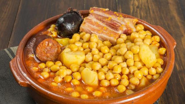 Cocido aragonés con garbanzos y carne.