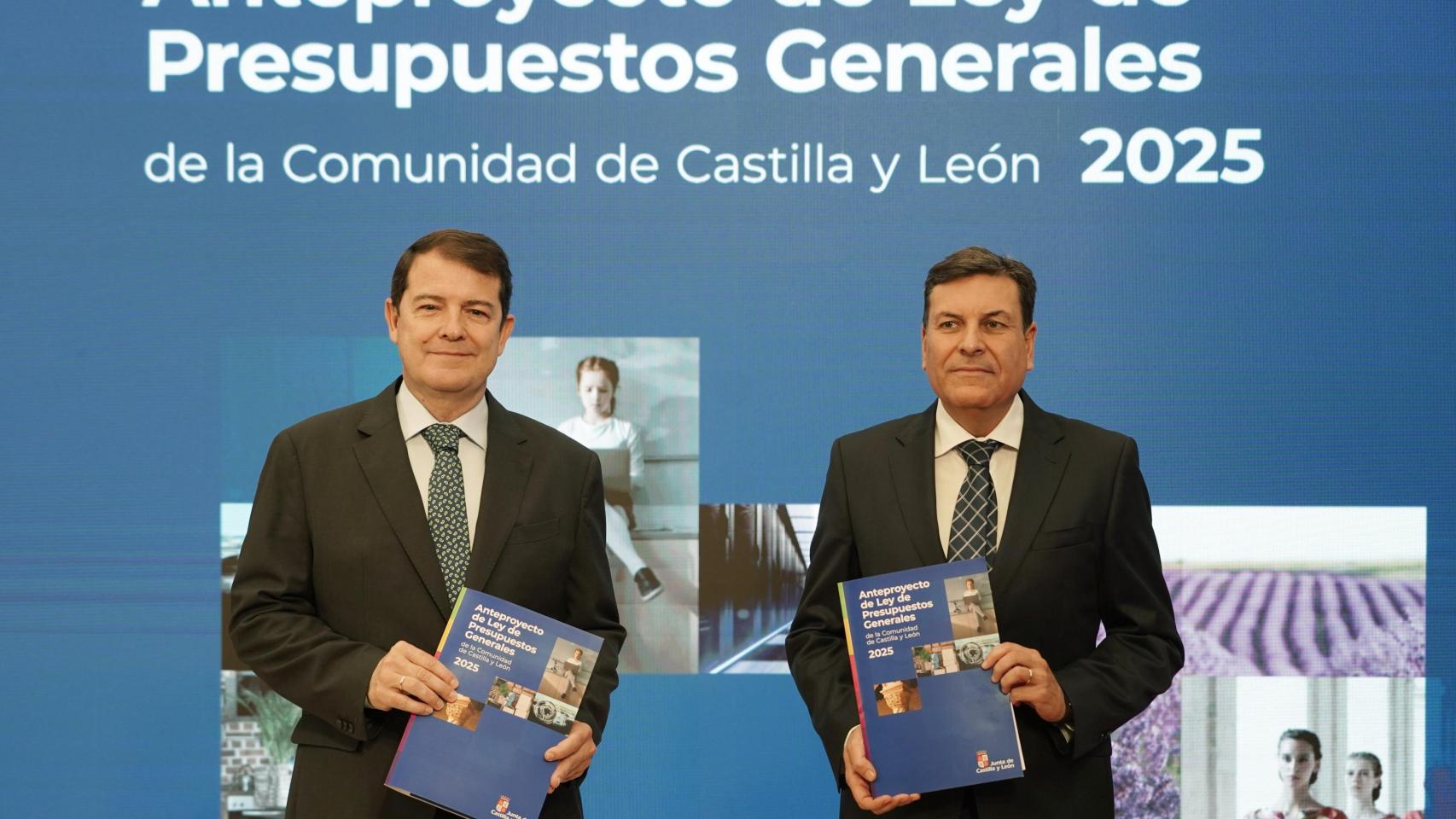 El presidente de la Junta, Alfonso Fernández Mañueco, y el consejero de Economía y Hacienda, Carlos Fernández Carriedo, presentan el anteproyecto de presupuestos autonómicos para 2025, este martes