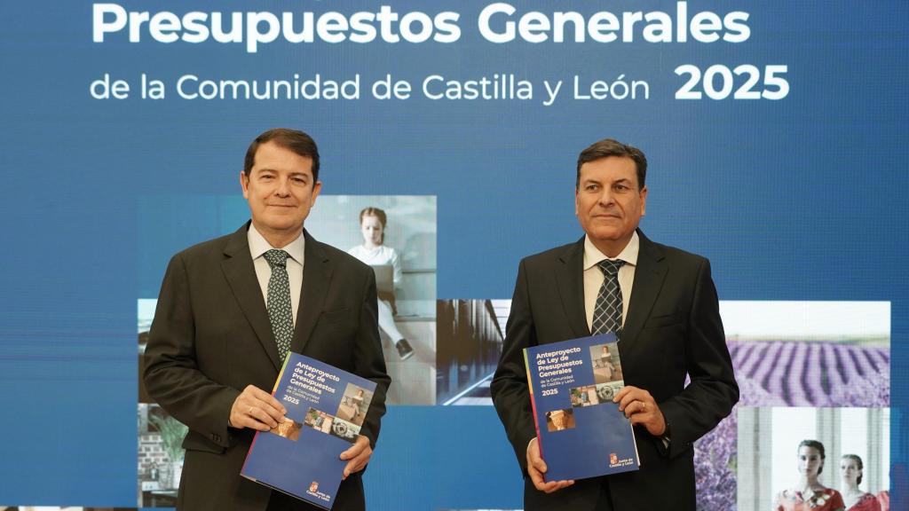 El presidente de la Junta, Alfonso Fernández Mañueco, y el consejero de Economía y Hacienda, Carlos Fernández Carriedo, presentan el anteproyecto de presupuestos autonómicos para 2025, este martes