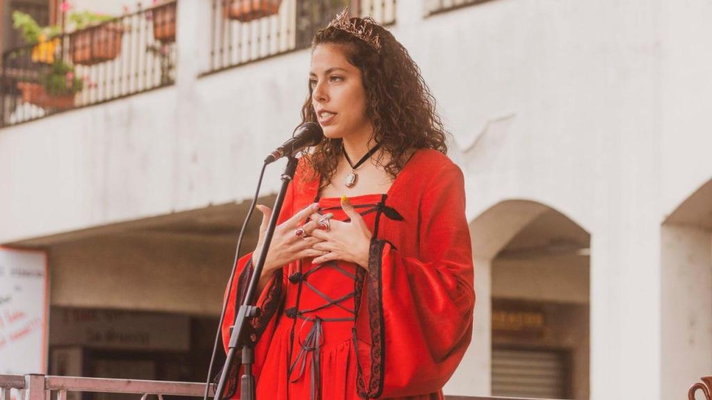 La concejala de Cultura y Turismo de Medina de Pomar, Nerea Angulo, durante una recreación anterior de la llegada de Carlos V al municipio burgalés