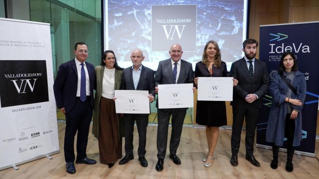 El alcalde de Valladolid, Jesús Julio Carnero, junto al presidente de la Cámara de Comercio, Víctor Caramanzana, la presidenta de CEOE, Ángela de Miguel, y el concejal de Hacienda, Francisco Blanco