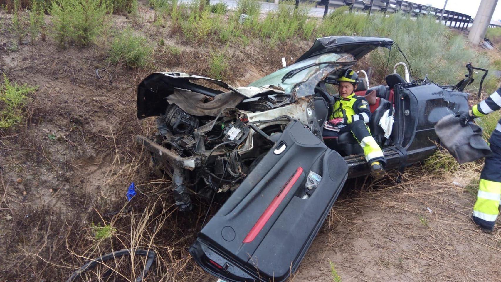 Los Bomberos de la Diputación de Valladolid trabajando en el accidente de la A-6