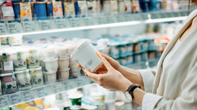 Una mujer comprando un yogur.