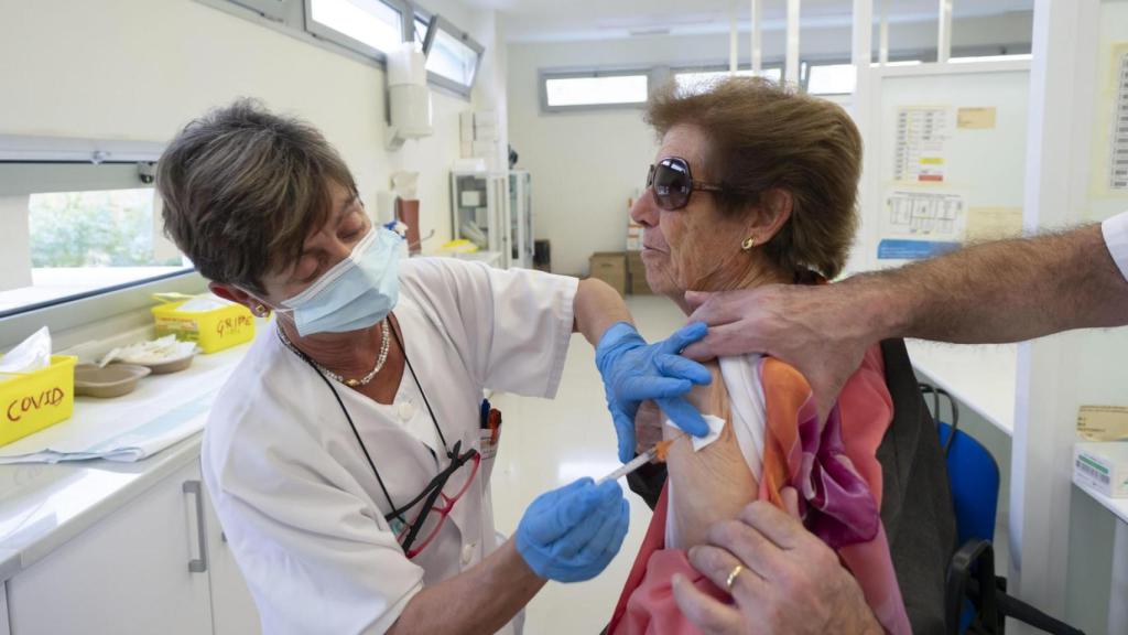 Comienzo de la campaña de vacunacion contra la gripe para mayores de 85 años en un centro de salud en Teruel.