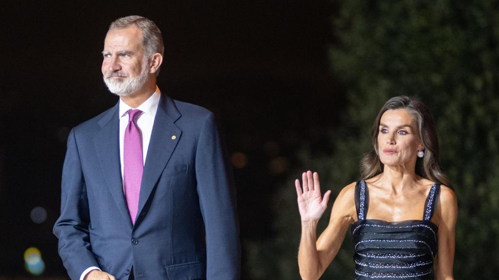 Felipe VI y doña Letizia, presidentes de la ceremonia, junto a Salvador Illa.