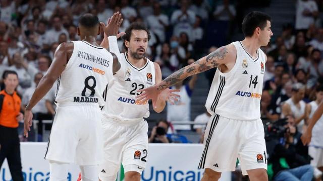 Sergio Llull celebra un punto con sus compañeros