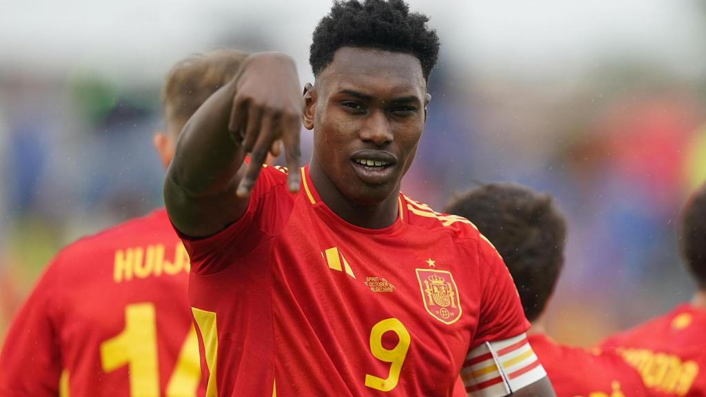 Samu Omorodion celebra un gol con la selección sub21.