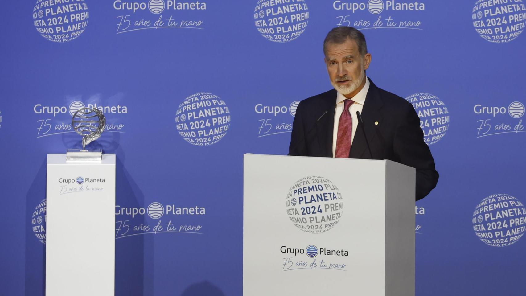 El rey Felipe VI durante su discurso en la ceremonia de entrega del Premio Planeta, este martes en Barcelona. Foto: EFE/Andreu Dalmau