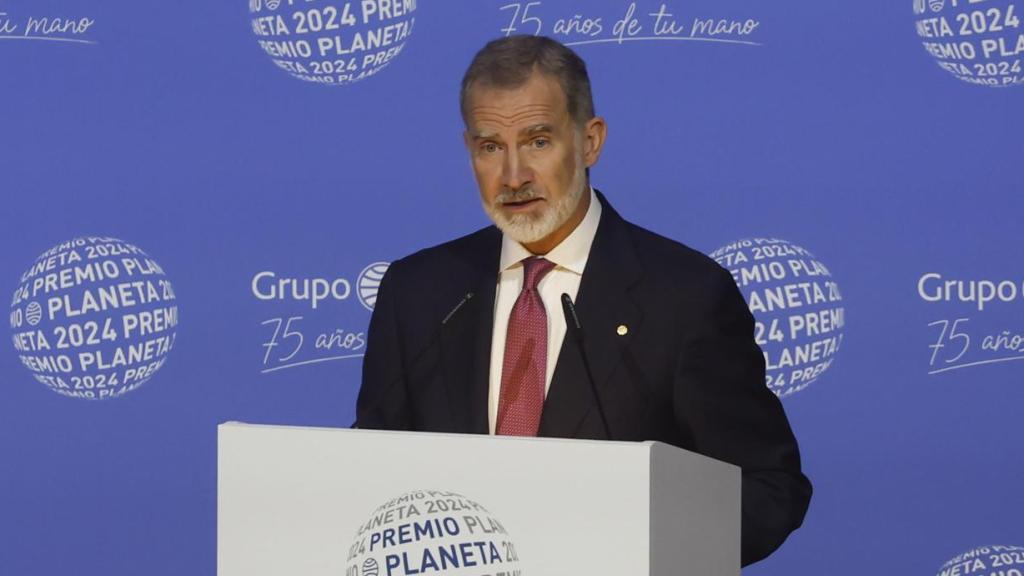 El rey Felipe VI durante su discurso en la ceremonia de entrega del Premio Planeta, este martes en Barcelona. Foto: EFE/Andreu Dalmau