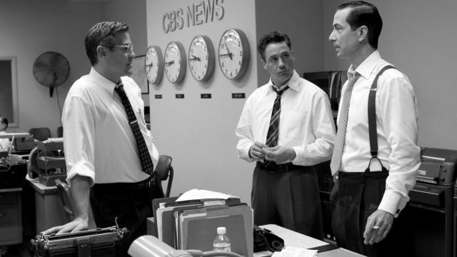 George Clooney, Robert Downey Jr. y David Strathairn en una escena de la película 'Buenas noches y buena suerte' (2005)