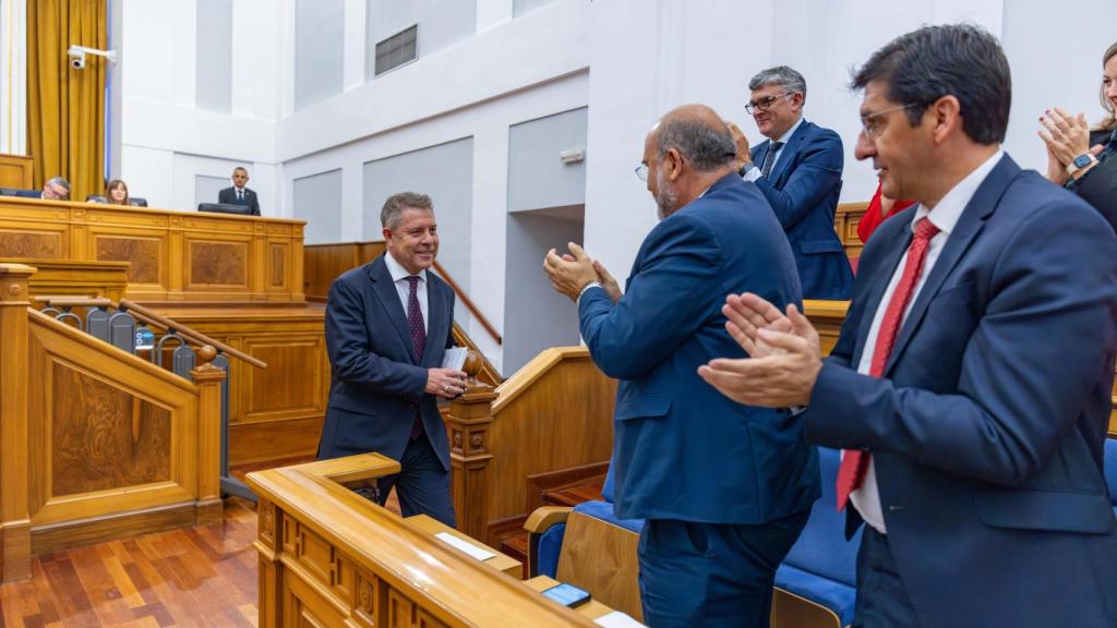 Page, aplaudido por la bancada socialista, al finalizar su intervención en las Cortes de Castilla-La Mancha.