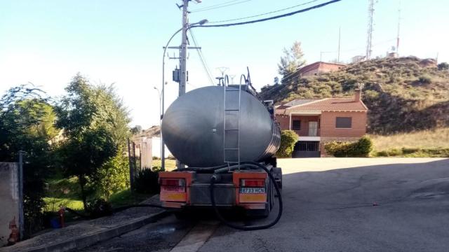 Una cisterna cargando agua en Gárgoles de Abajo (Guadalajara).