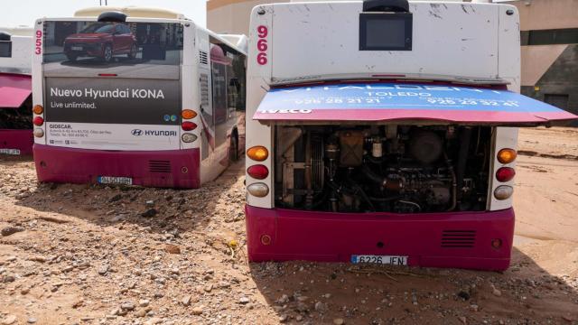 Las cocheras y buena parte de la flota de Unauto, concesionaria del servicio de autobuses urbanos de Toledo, quedaron enterrados en lodo.