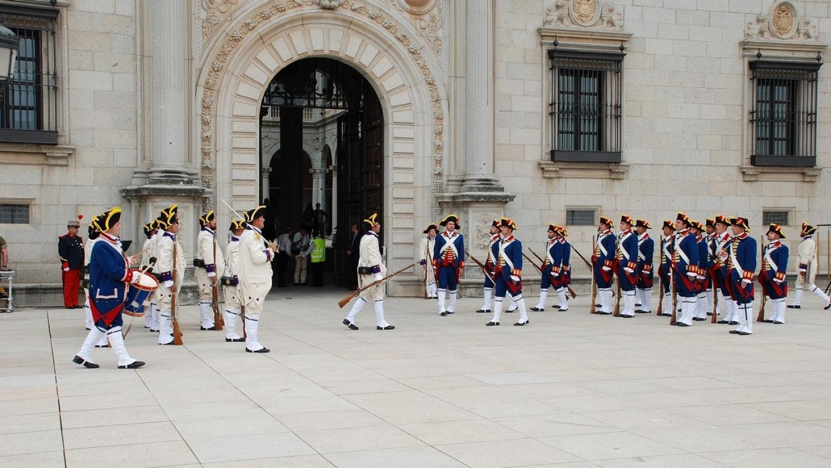 Relevo de guardia en el Alcázar de Toledo.