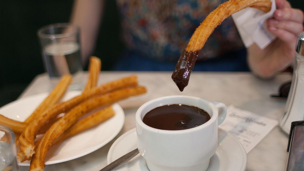 Churros con chocolate.