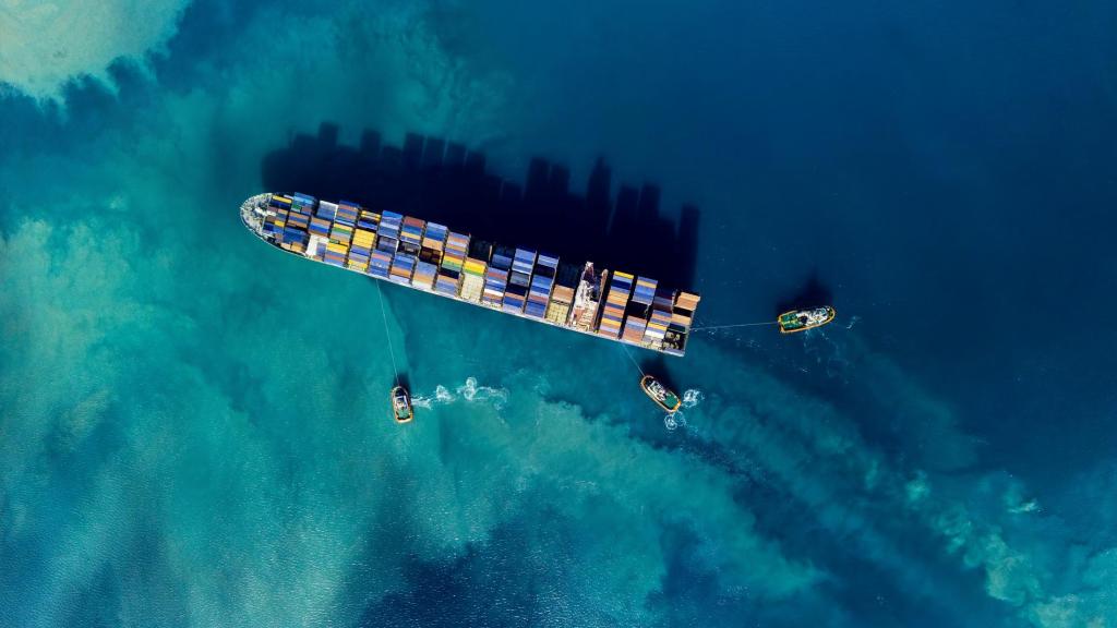 Imagen desde la superficie de un buque de carga en alta mar.