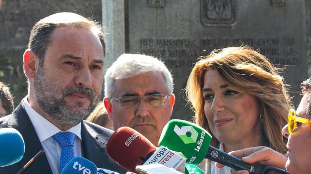 José Luis Ábalos, con Susana Díaz, en una imagen de archivo.