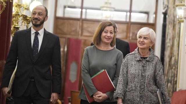 Armengol, presidenta del Congreso, entre el vicepresidente Gómez de Celis y la secretaria Leal, este martes antes de la reunión de la Mesa.