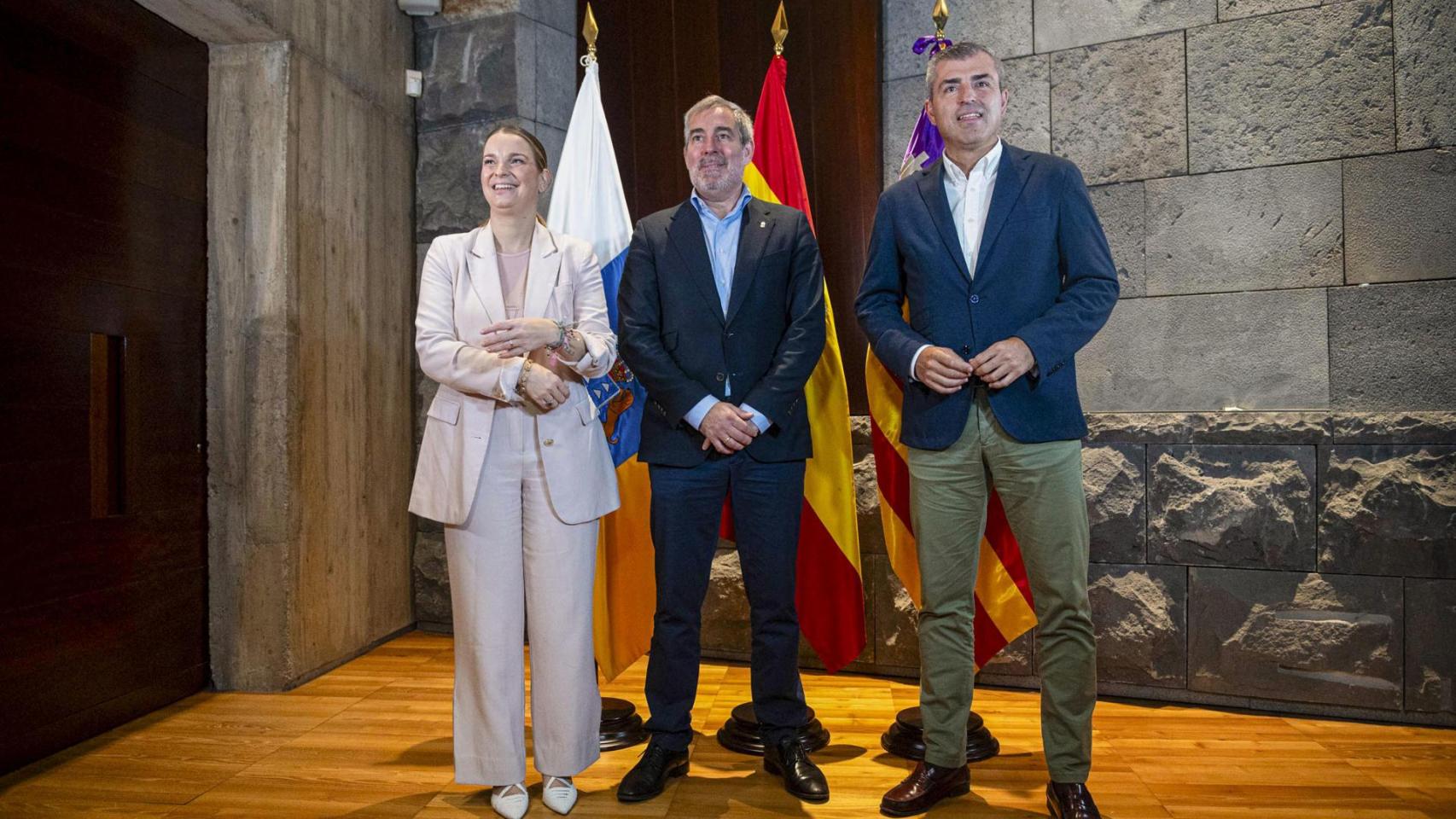 Los presidentes de Canarias, Fernando Clavijo y Baleares, Marga Prohens y el vicepresidente canario, Manuel Domínguez, antes de la reunión que han mantenido hoy en Tenerife.