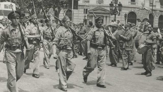 Guardias de Asalto y otros cuerpos de seguridad durante el desfile celebrado tras los 'hechos de mayo de 1937' por las calles de Barcelona.