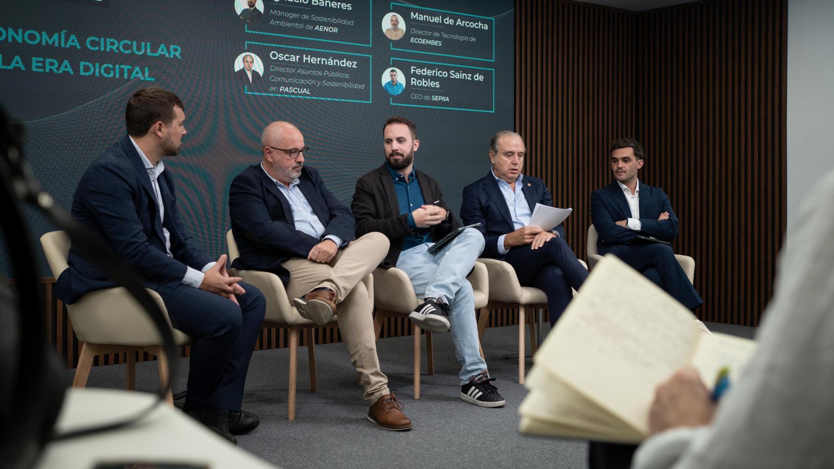 De izquierda a derecha, Ignacio Bañeres (Manager de Sostenibilidad Ambiental de AENOR), Manuel de Arcocha (Director de Tecnología en Ecoembes), Óscar Hernández (Director de Asuntos Públicos, Comunicación y Sostenibilidad en Pascual) y Federico Sainz de Robles (CEO de Sepiia).