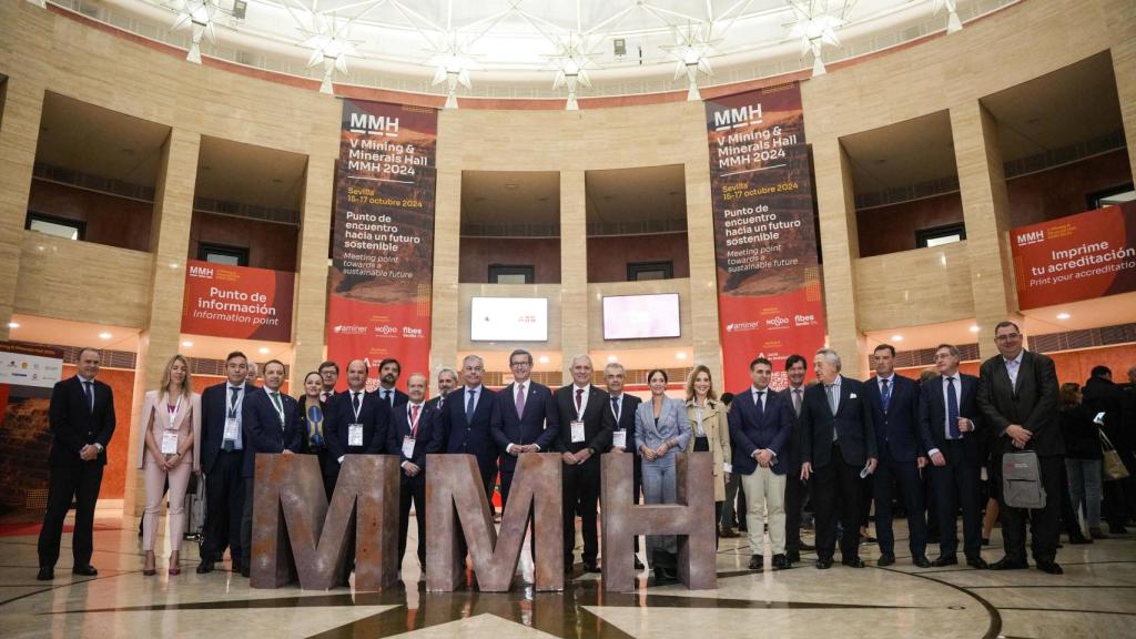 El consejero de Políticas para la Industria y la Energía de la Junta de Andalucía, Jorge Paradela, preside la foto de familia durante el Salón Internacional de la Minería, Mining and Minerals Hall en el Palacio de Congresos y Exposiciones de Sevilla.