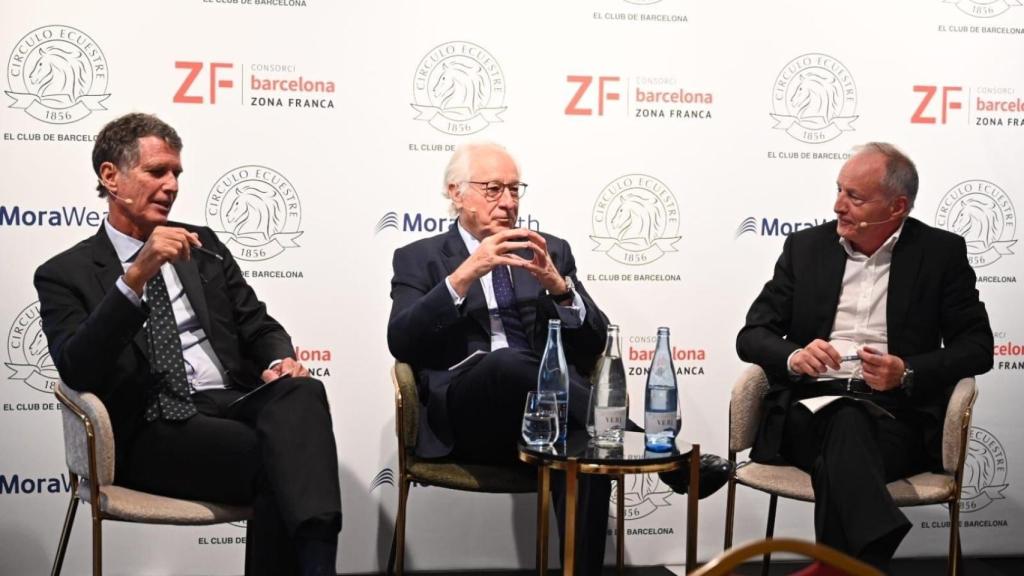 El presidente del Cercle d'Economia, Jaume Guardiola, y el del Círculo de Empresarios, Juan María Nin, durante el coloquio de este martes, moderado por el adjunto al director de 'La Vanguardia', Manel Pérez.