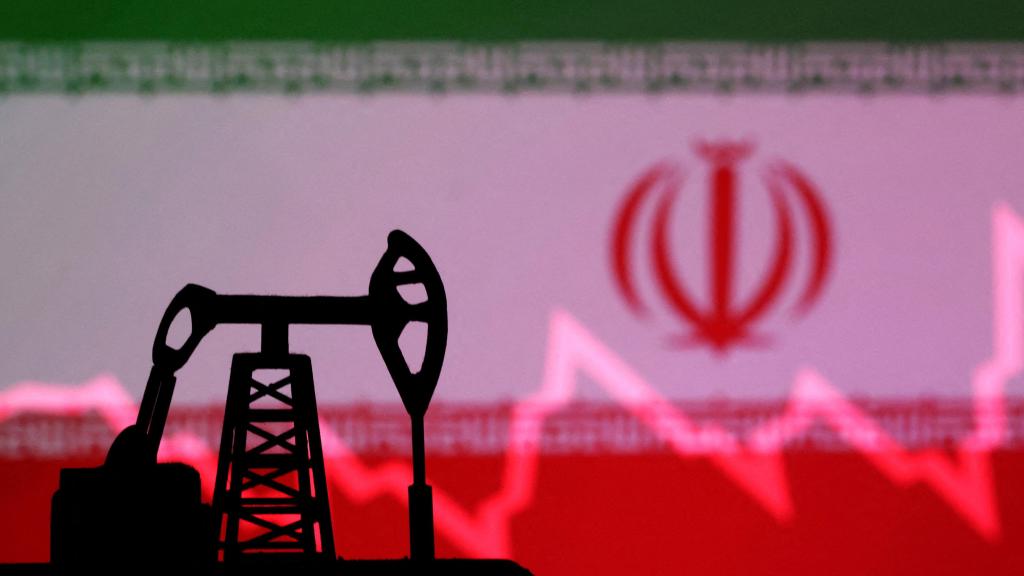 Ilustración de una bomba de extracción de petróleo sobre la bandera de Irán.