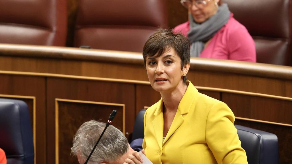 La ministra de Vivienda, Isabel Rodríguez, interviene durante una sesión de control al Gobierno, en el Congreso de los Diputados.