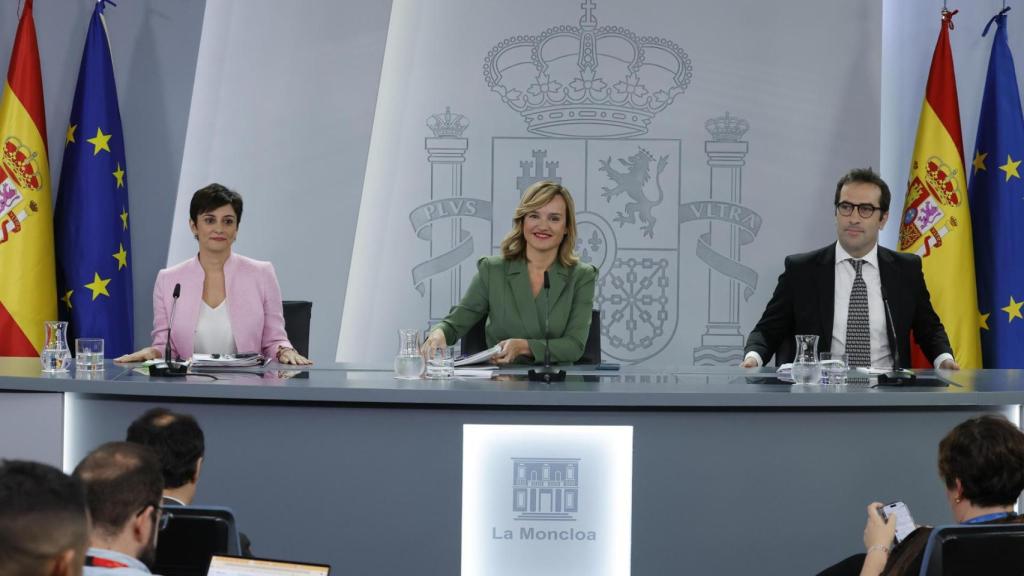 Las ministras de Vivienda, Isabel Rodríguez (i); Educación y portavoz del Gobierno, Pilar Alegría (c), y Economía, Carlos Cuerpo, en rueda de prensa tras la reunión del Consejo de Ministros, este martes en el Palacio de la Moncloa, en Madrid.