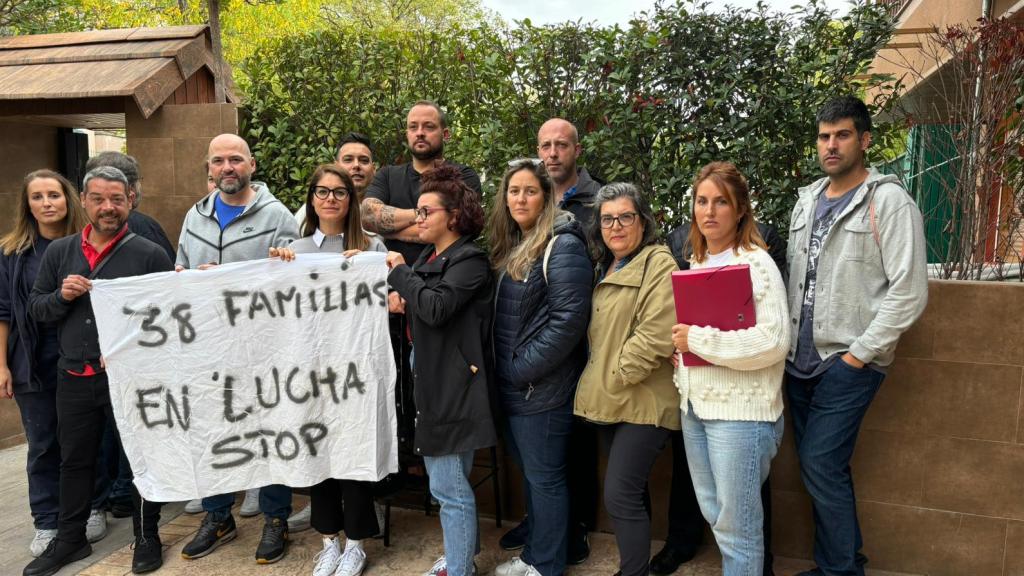 Los vecinos de El Mirador de Torrejón manifestándose ante lo que consideran una estafa inmobiliaria.