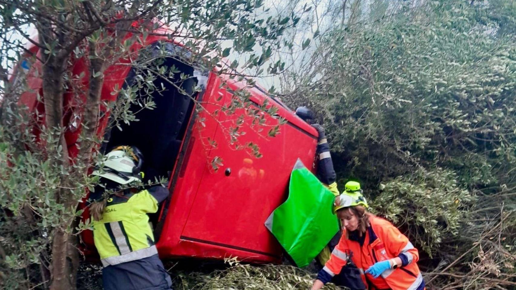 El vehículo que ha volcado en Riogordo.