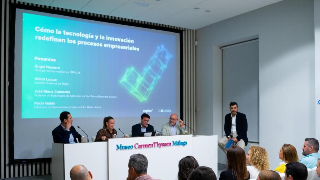 Víctor Luque, Rocío Galán, José María Camacho, Ángel Navarro y Ángel Recio, durante la charla.